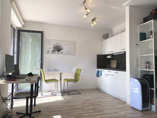 Wohn- /Arbeits- und Essbereich mit Küchenzeile