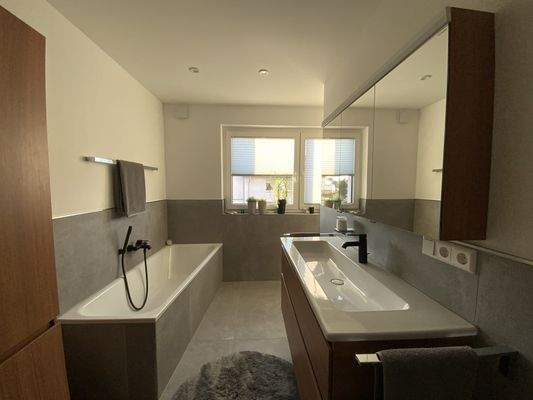 helles Tageslichtbad mit versteckter Dusche und WC