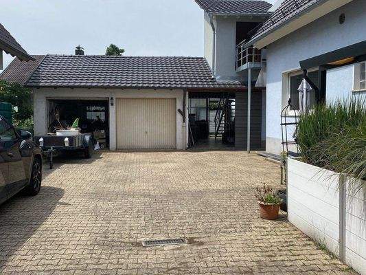 Hof und Doppelgarage