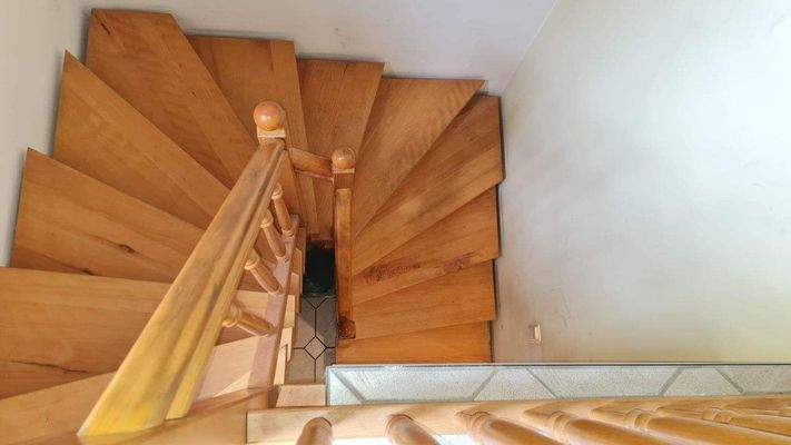 Treppenhaus mit Holztreppe