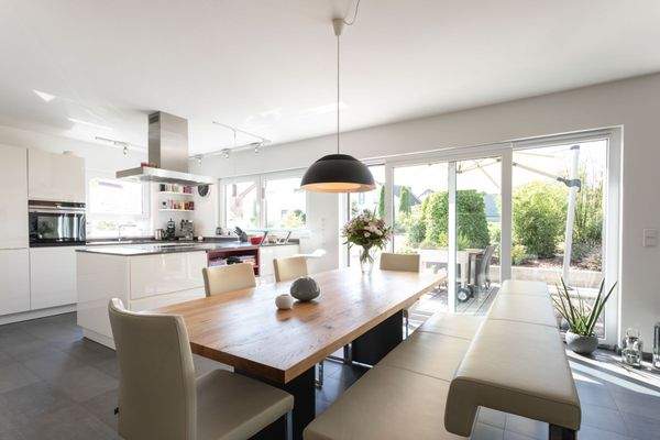 BBH offene Küche großzg. Fenster zur Terrasse.jpg