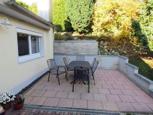 uneinsehbare Ostterrasse mit Markise 