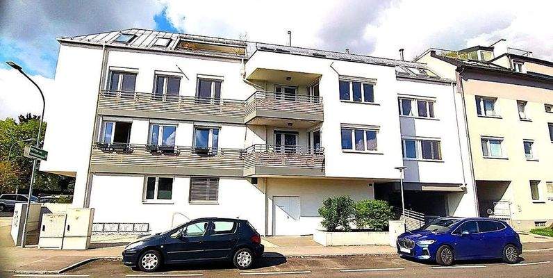 überdachter Eingangsbereich