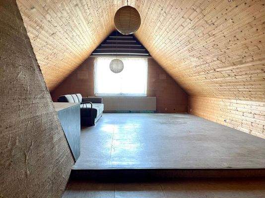 Großer Nutzraum im Dachgeschoss mit Empore
