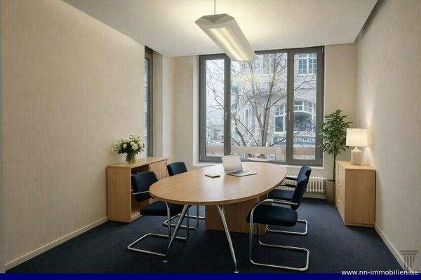 Heller Besprechungsraum / Büro mit grossen Fenstern im OG