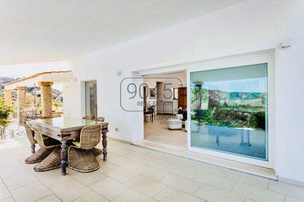 Exklusive Villa mit Meerblick, Pool und Dependance in Arzachena – Sardinien)