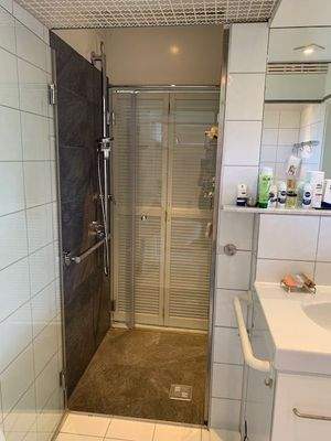 ...Waschtisch, ebenerdige Dusche mit....jpg