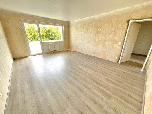 Wohnzimmer mit Balkon