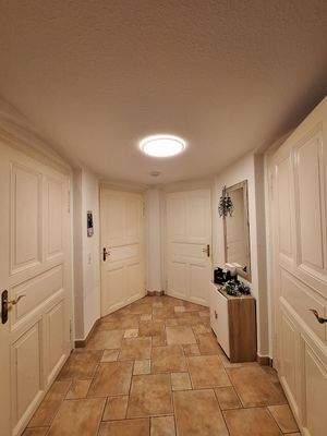 Heller Flur mit Türen