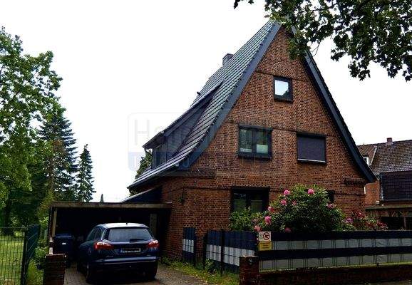 Hausfront mit Carport