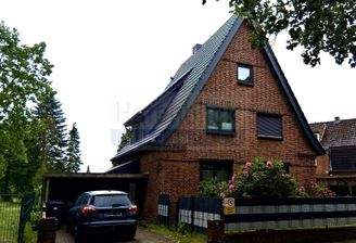 Hausfront mit Carport