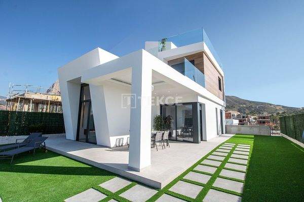 Villas Offering Views of the Sea and Mountains in Alicante