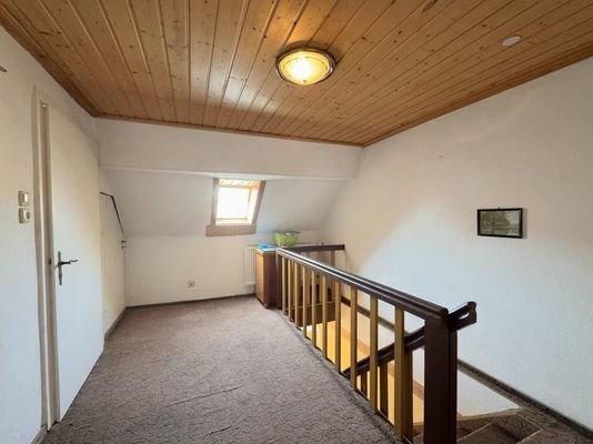 heller Flur im Dachgeschoss