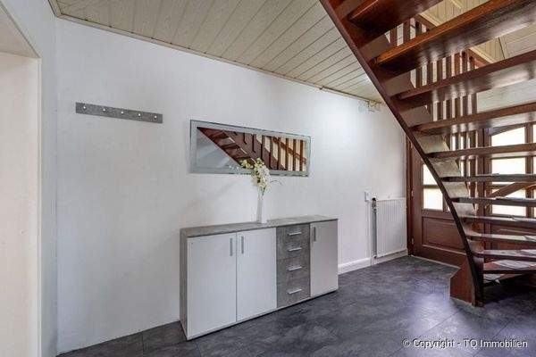 Flur mit Treppe zum DG