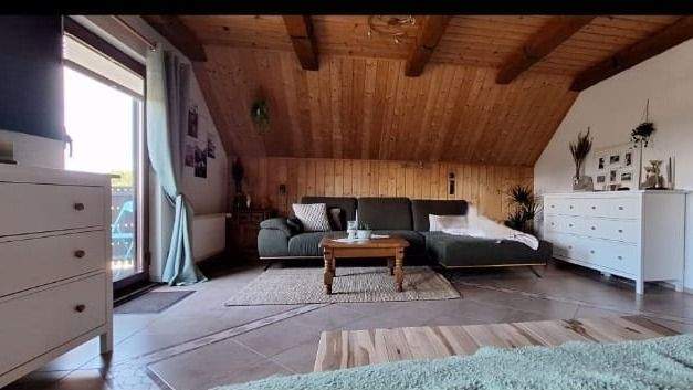 großes Wohnzimmer im OG