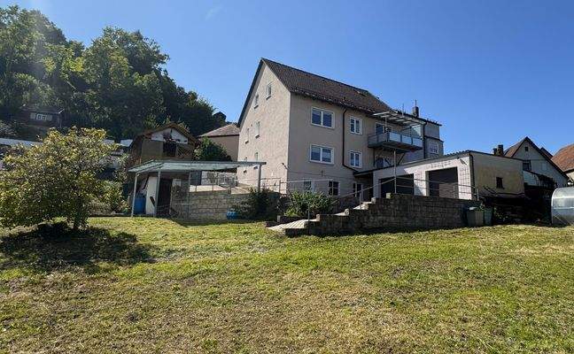 Wohnhaus mit Garten und Garagen