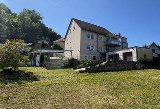 Wohnhaus mit Garten und Garagen