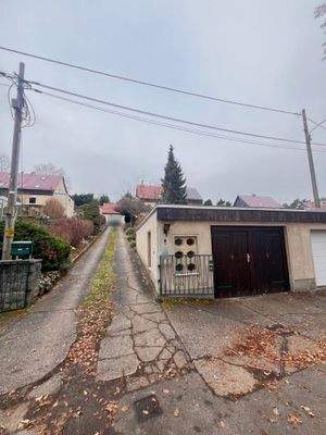 Garage und Grundstückseinfahrt