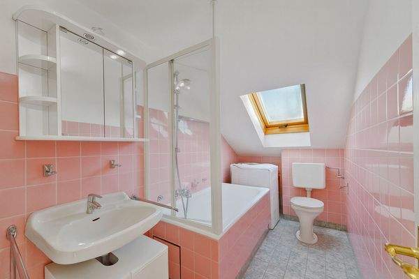 Bad mit Duschwanne (Foto mit KI bearbeitet)