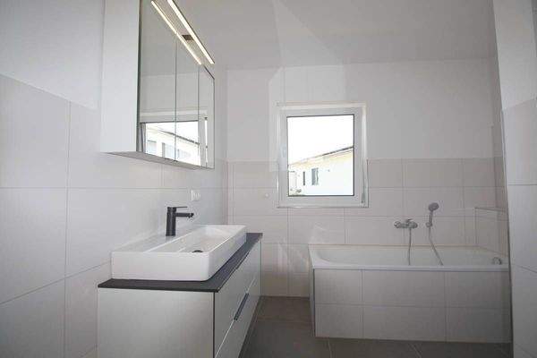 Badausstattung mit Wanne, Dusche, Waschtisch u. Spiegel