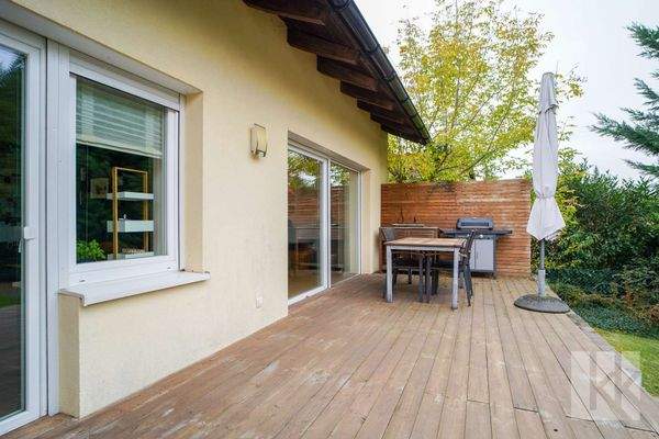 Davor: Die große Terrasse mit...