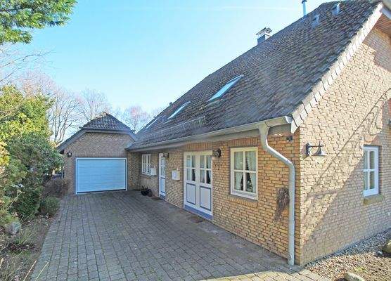 Seitenansicht mit Hauseingängen und Garage