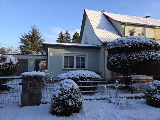 Vorderansicht mit Garage