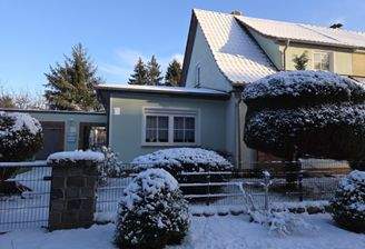 Vorderansicht mit Garage