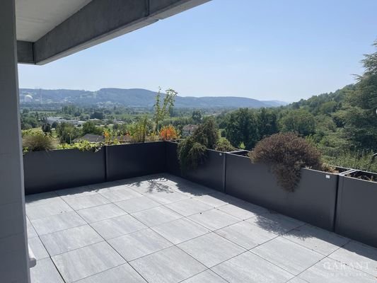 Große Dachterrasse mit sonniger Südausrichtung