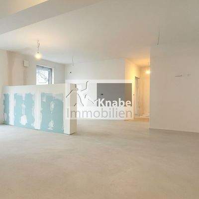 Rohbau: Wohn- und Essbereich, Blick zur Küche 