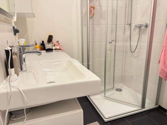 Das Badezimmer mit Dusche, Wanne und Waschmaschinenaufstellplatz
