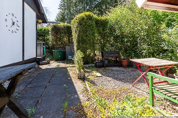 Sitzmöglichkeit hinter dem Haus