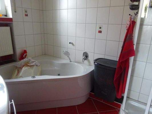 1. Obergeschoss - Badezimmer mit Dusche und Wanne