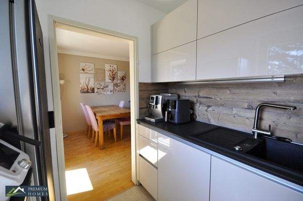 WÖRGL - Anlage-Objekt - Blick in den Wohnzimmerbereich mit Zugang in die Loggia