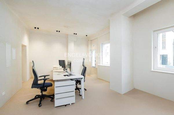 (beispielh. Möblierung)