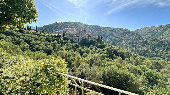 Ruhig gelegene Einfamilienvilla mit herrlichem Ausblick auf das mittelalterliche Dorf Peillon