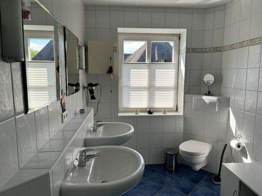 1020091_4_Kinderzimmer Bad oben Waschtisch.jpeg