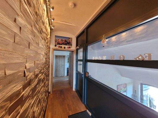 Flur mit sägerauher Eichenwand