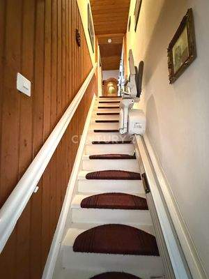 Treppe zum OG mit Lift