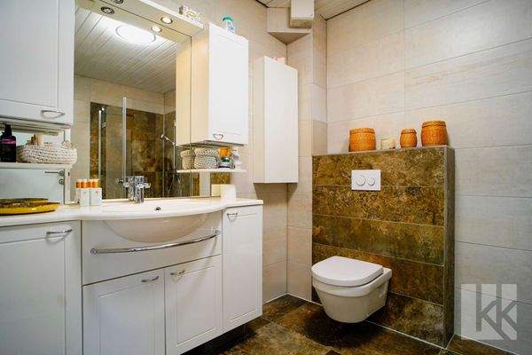 Großzügiges Badezimmer mit...