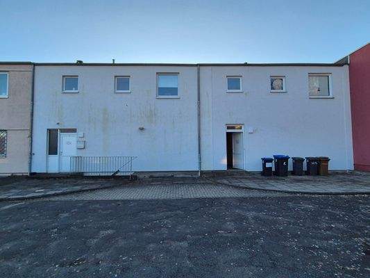 Rückansicht mit hinterem Wohnungseingang