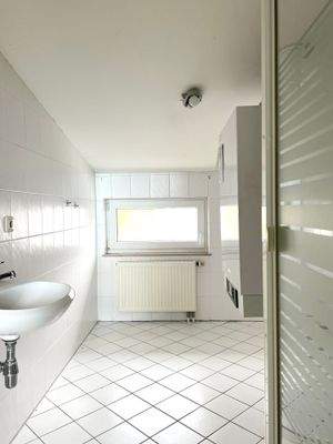 Bad DG mit Therme und Waschmaschinenanschluss