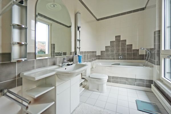 Bad mit Wanne und WC