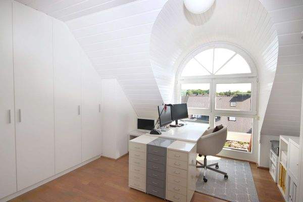 ...mit praktischem Einbauschrank