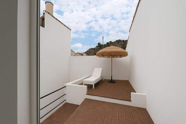 Privates Sonnendeck mit Bergblick und tropischem Sonnenschirm