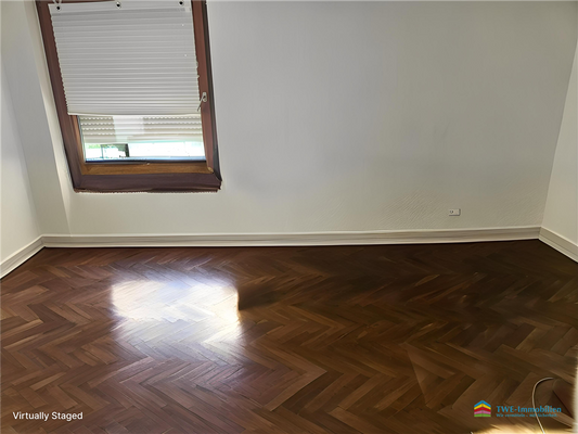 EG Zimmer mit Balkon