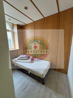 kleines Zimmer mit Einbauschrank