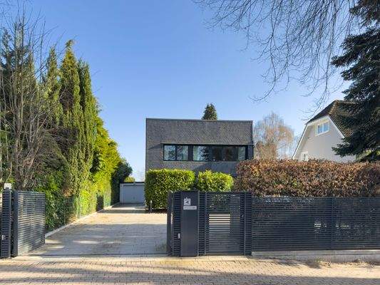 Blick von der Straße auf das Haus