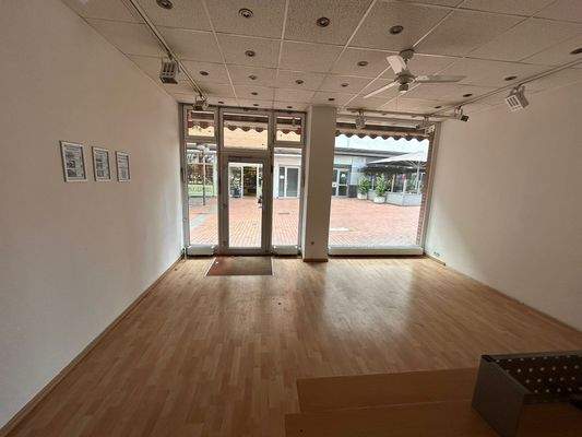 Leerer Ladenraum mit Fensterfront