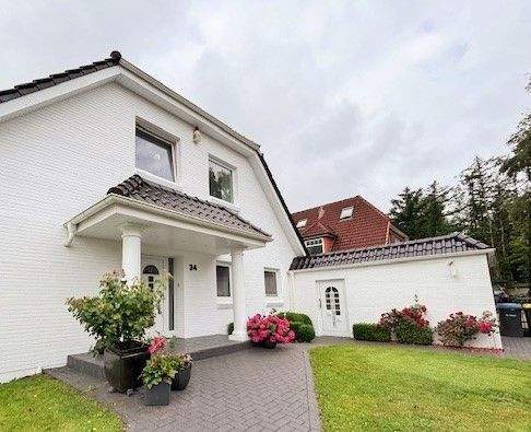 überdachter Eingangsbereich, Zugang zur Garage.jpg